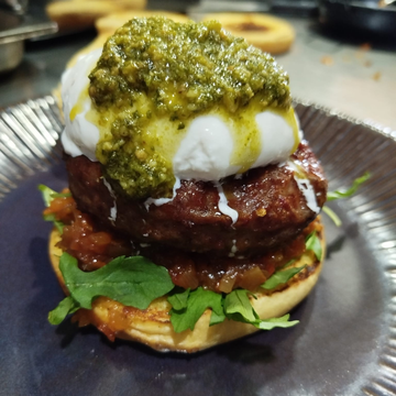 4 🍔 Hamburguesas Ibéricas de carne y Jamón Curado Abrasador (30%) 4 unds. de 200 gr/un. En 2 paquetes.
