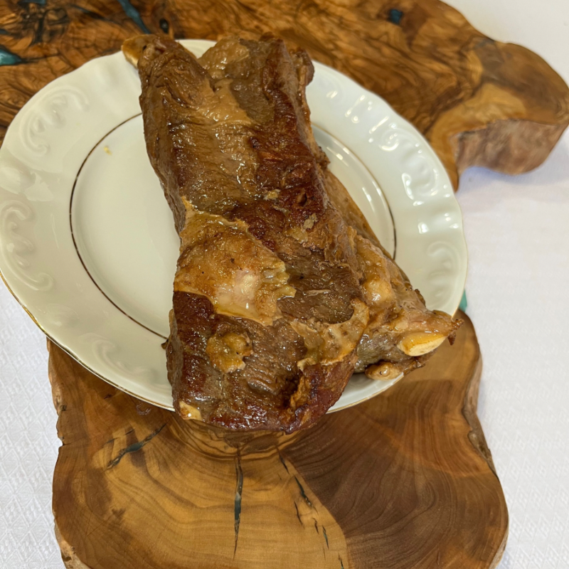 8 Costillar de ternera laqueada de 450g/unidad cocinada a baja temperatura.